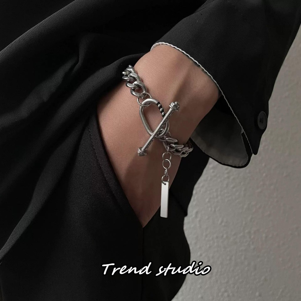 สร้อยข้อมือแฟชั่นพร้อมดีไซน์หัวเข็มขัด OT วัสดุเหล็กไทเทเนียมจะไม่ลอกหรือเปลี่ยนเป็นสีดำ คอลเลกชันสร้อยข้อมือสไตล์คิวบา