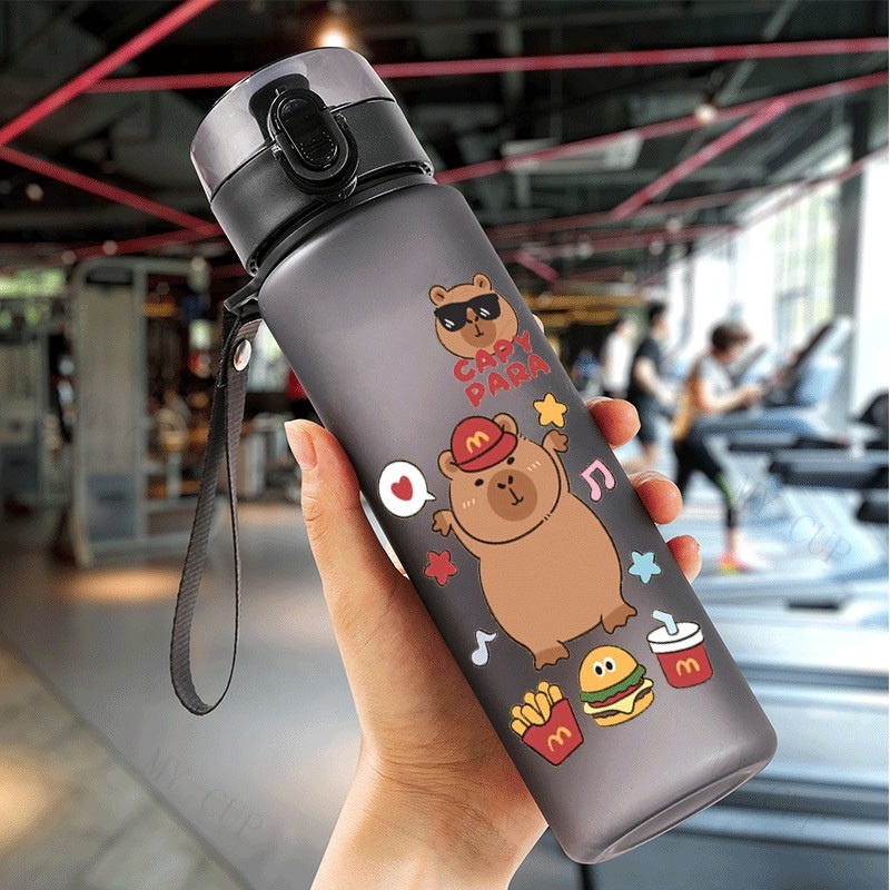 ถ้วยน้ำ capybara ความจุขนาดใหญ่พกพาน้ำดื่มคาปิบาร่าเด็กผู้หญิงพลาสติกอวกาศนักเรียนถ้วยมูลค่าสูงขวดน้ำคุณภาพสูงขวดน้ำเด็กที่จำเป็นสำหรับโรงเรียน