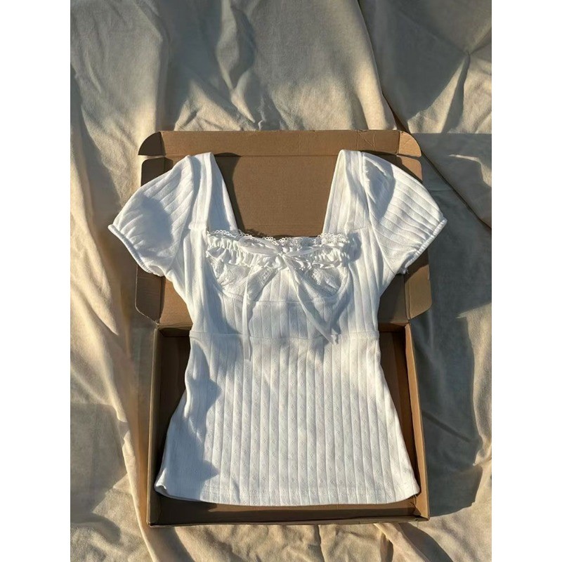 shayne-เสื้อยืดสตรี สีทึบ ปลอกคอสแควร์ ประเภทรุ่น Slim Fit วินเทจ หวาน ผีเสื้อ ปม แผนกฮัน สุภาพสตรี