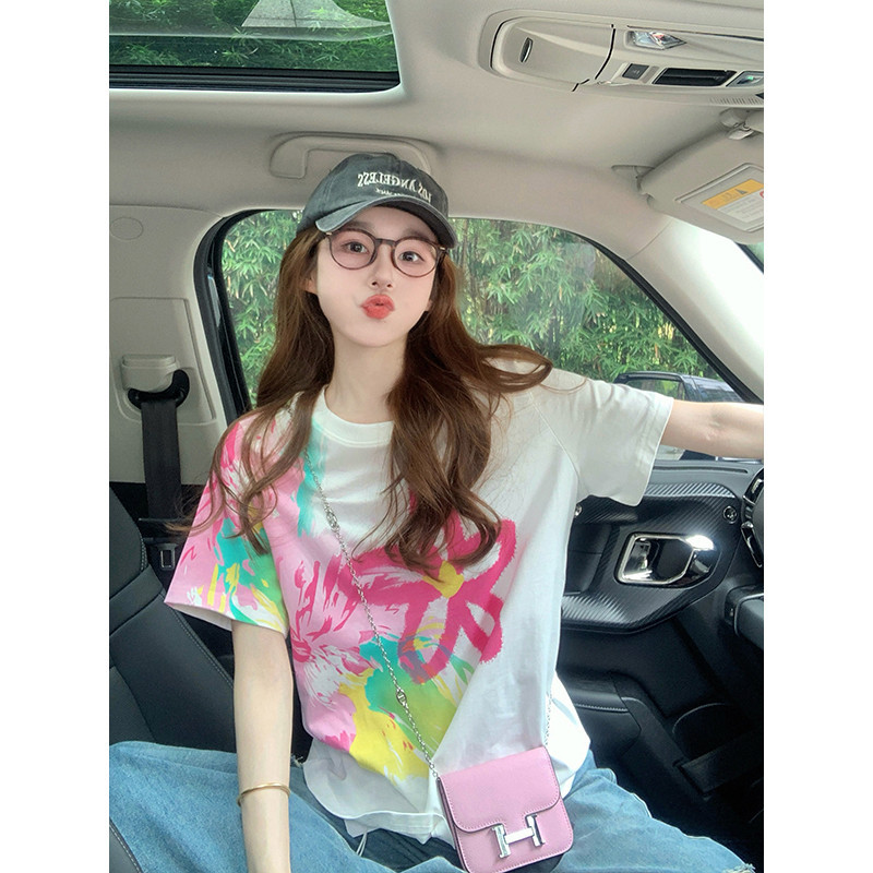 ฤดูร้อนเวอร์ชั่นเกาหลีไล่โทนสีกราฟฟิตีดอกไม้สบายๆหลวมแขนสั้นเสื้อยืดผู้หญิง 240719