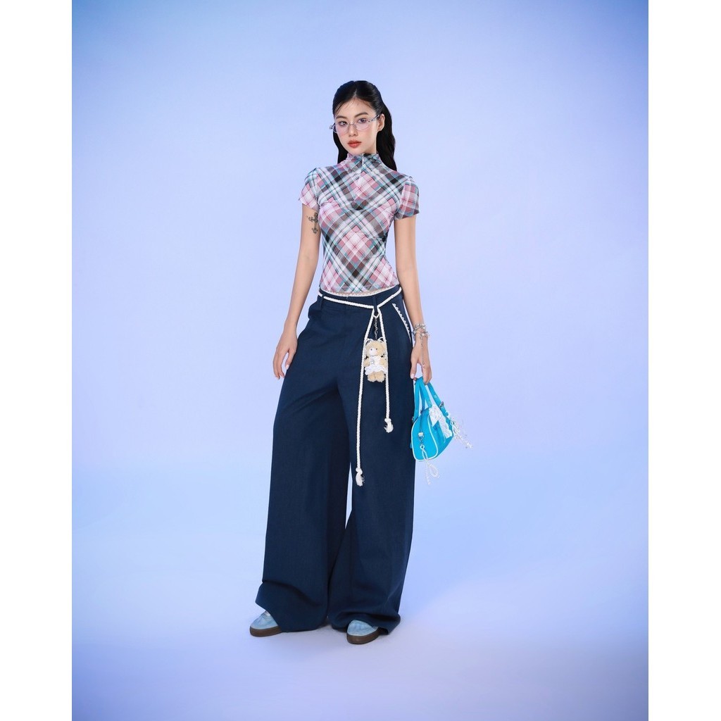 โซดา สโมสร - เสื้อยืดคอวีลายสก็อต ชุดเซ็ตซิปหน้าและกางเกงขากว้างผ้าลินินสีฟ้า