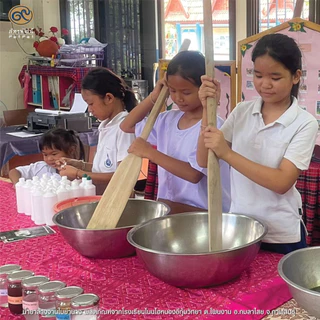 น้ำยาล้างจานจากใบย่านาง (Yanang Leaves Dishwashing Liquid)