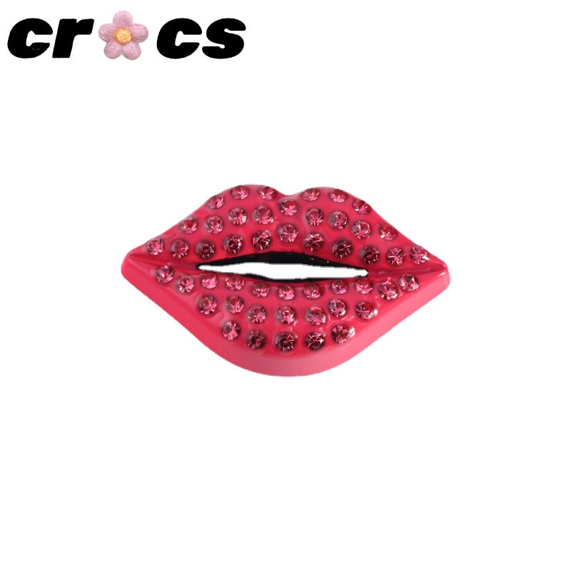 Jibbitz Crocs Charm Girl หัวเข็มขัดรองเท้าโลหะแฟชั่นริมฝีปากสีแดงประดับเพชรหัวเข็มขัด DIY คุณภาพสูง