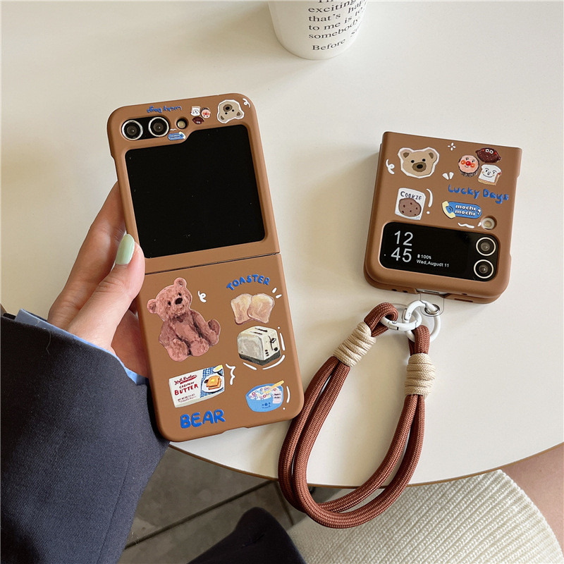 การ์ตูนพีซีพับหน้าจอโทรศัพท์กรณี Samsung Galaxy Z Flip รุ่น 3/4/5 [สีน้ำตาลด้านล่าง - เครื่องทำขนมปังหมีน้อย] + เชือกมือ