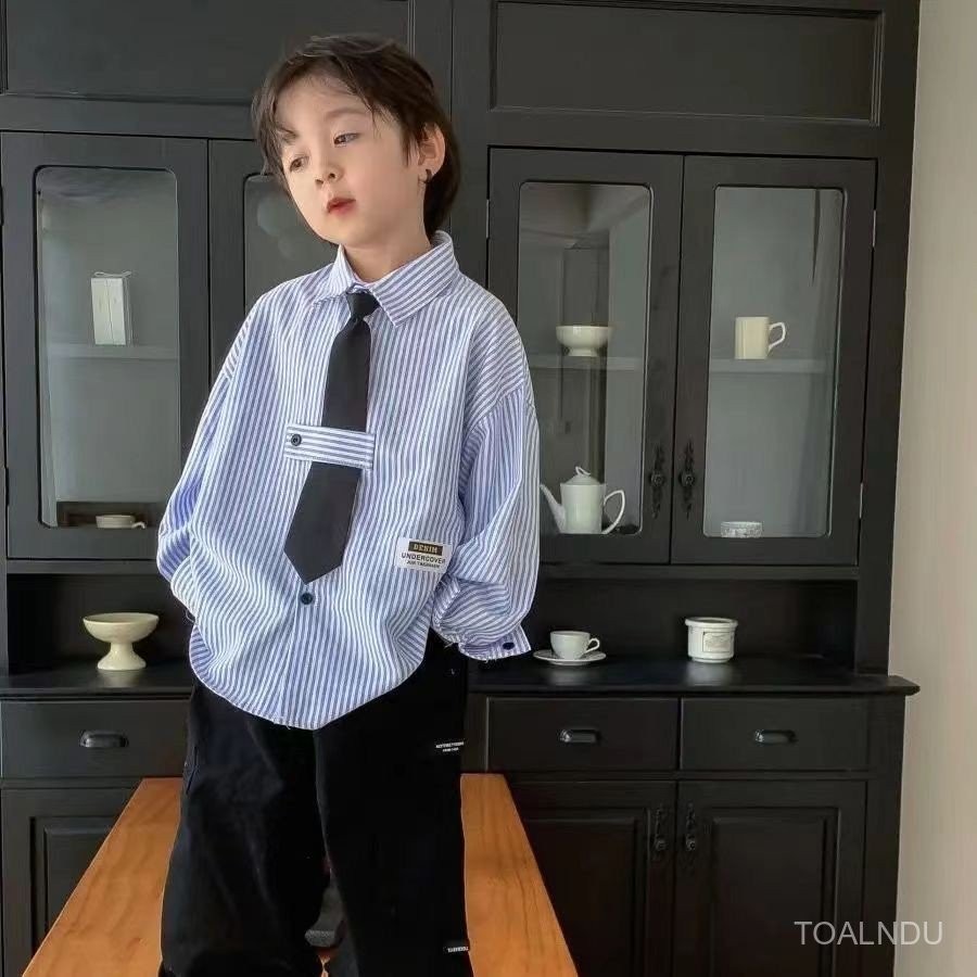 เสื้อเชิ้ตสไตล์เกาหลีเสื้อเชิ้ตลายทาง2024สไตล์ตะวันตกสำหรับฤดูใบไม้ผลิและฤดูใบไม้ร่วงเด็กชายแขนยาวแมทช์ลุคง่ายสำหรับเด็กโตรุ่นใหม่ spgt
