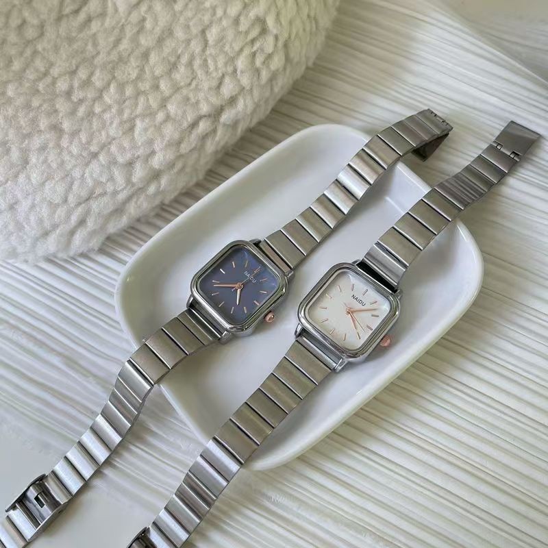 แฟชั่น High-End หน้าปัดขนาดเล็ก ins High-End นาฬิกาผู้หญิงโซ่โลหะวรรณกรรม Classy Square
