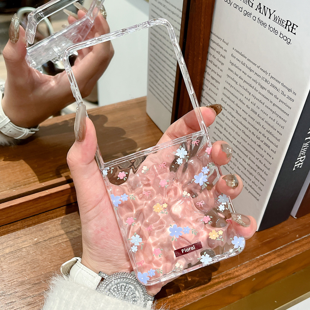 Flip7 Flip 6 Samsung Galaxy Z Flip5 5G พับกรณีการ์ตูนดอกไม้สีฟ้าเล็กๆพร้อมโซ่ Z Flip4 กรณี Samsung Galaxy Z Flip 3 นุ่มกันกระแทกโทรศัพท์ความคิดสร้างสรรค์กรณี