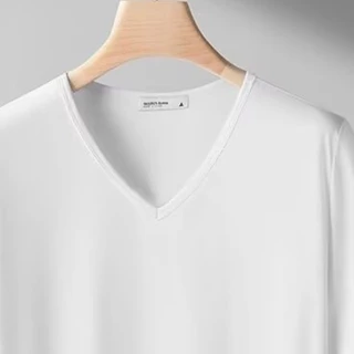 เสื้อยืดผู้ชายแขนสั้น สไตล์วี สลิมฟิต ลายพิมพ์สีทึบ ระบายอากาศได้ดี เหมาะสำหรับกิจกรรมหลากหลาย