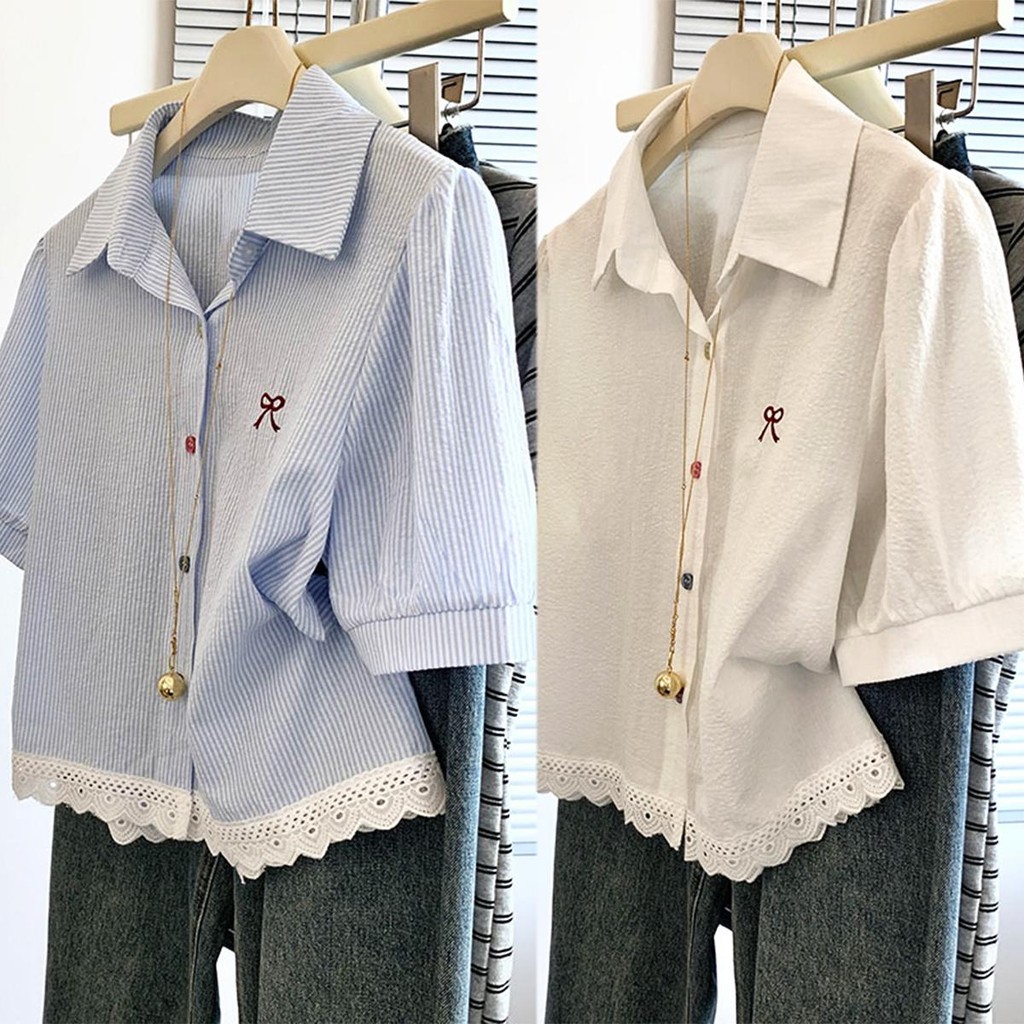 Chili Koko เสื้อเชิ้ตคอปกลายทางแนวตั้งเย็บลูกไม้แขนสั้นผู้หญิงฤดูร้อน สีใหม่เสื้อแขนสั้นติดกระดุมแถวเดียวไหล่เดียว W635