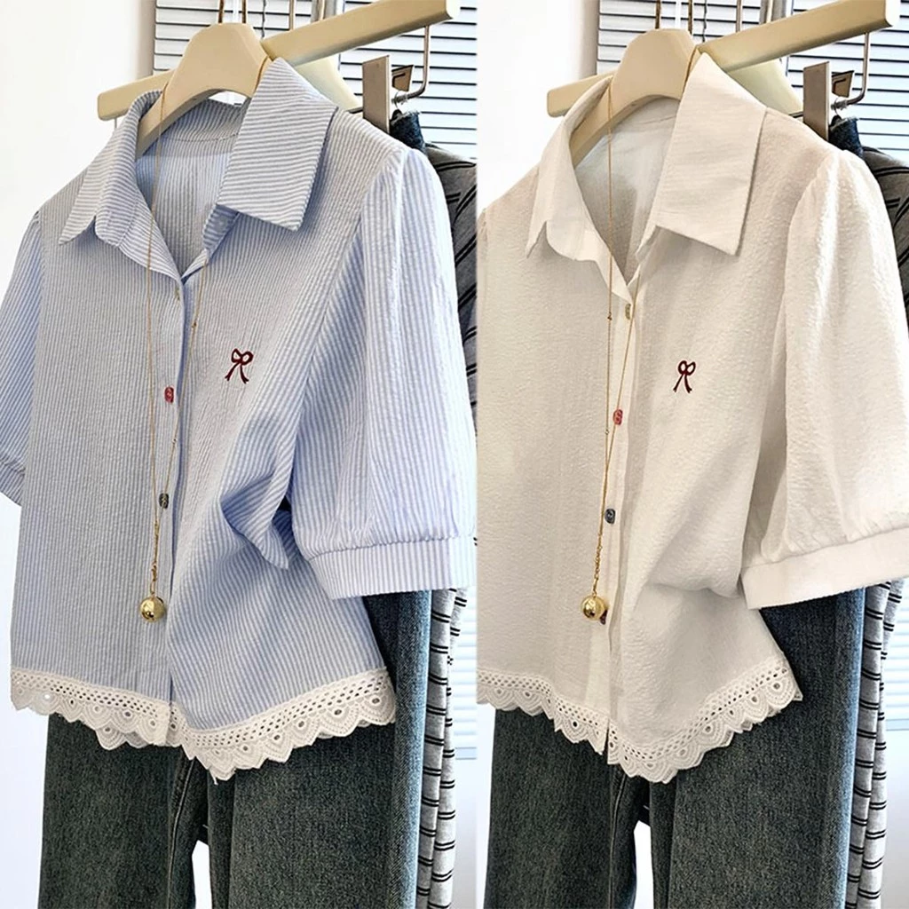 Chili Koko เสื้อเชิ้ตคอปกลายทางแนวตั้งเย็บลูกไม้แขนสั้นผู้หญิงฤดูร้อน สีใหม่เสื้อแขนสั้นติดกระดุมแถวเดียวไหล่เดียว W635