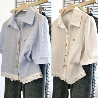 Chili Koko เสื้อเชิ้ตคอปกลายทางแนวตั้งเย็บลูกไม้แขนสั้นผู้หญิงฤดูร้อน สีใหม่เสื้อแขนสั้นติดกระดุมแถวเดียวไหล่เดียว W635