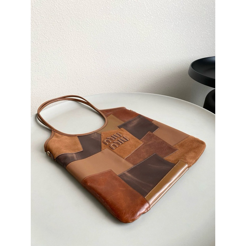 Michaely Ivy ลายพราง กระเป๋าถือหนังแกะสีคาราเมล 5BG231