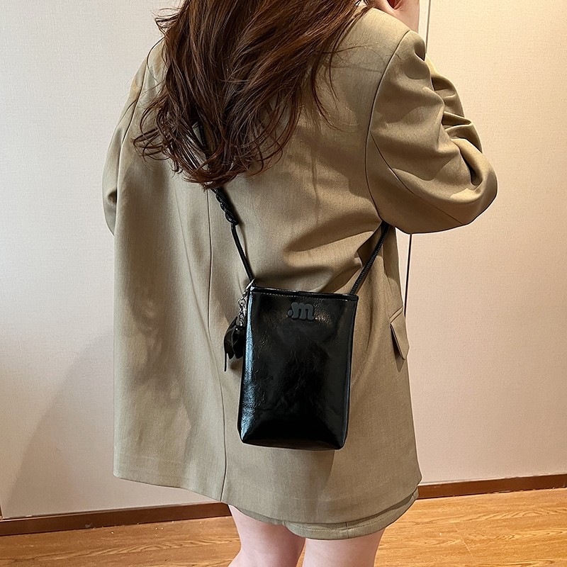 ROOTOTE(R2127) กระเป๋าสะพายข้างใบเล็กหนังพียู.M มีที่ห้อยช้าง