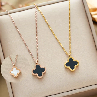 Simple All-Matchสีดําสีขาวเปลือกสองด้านFour-Leaf Cloverสร้อยคอเหล็กไทเทเนียมหญิงแฟชั่น