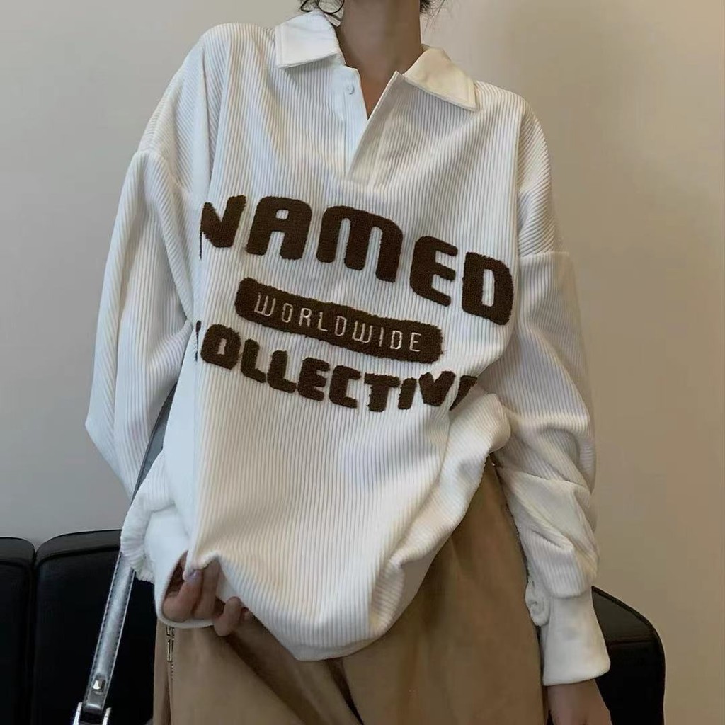 เสื้อโปโลผ้าลูกฟูกตัวอักษรแฟชั่นสไตล์เกาหลีสำหรับผู้หญิงเสื้อคอปก Poio ทรงหลวมไซส์ใหญ่พิเศษสำหรับนักเรียน
