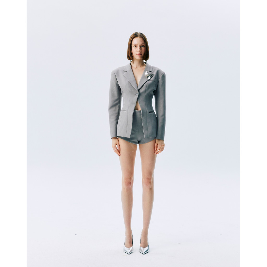 NICHp : Meteora Collection : Rita suit สูทไหล่โอเวอร์ไซส์ เอวคอด ตกแต่งด้วยอะไหล่สีเงิน