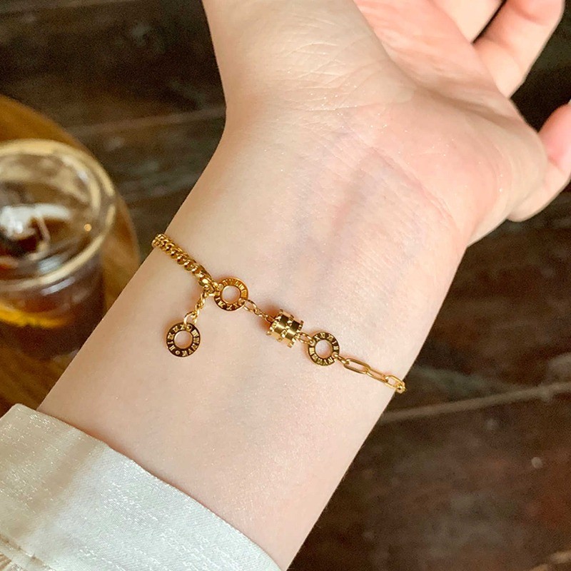 สร้อยข้อมือไทเทเนียมและเหล็กหรูหราสำหรับผู้หญิง มีลูกปัดและพู่ สื่อถึงความโชคดี เป็นของขวัญที่สวยงาม