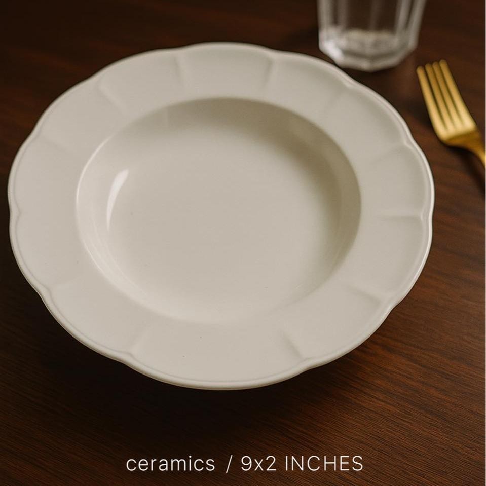 Thai Ceramic จานสปาเก็ตตี้ 9 นิ้ว สีขาว ขอบกลีบดอก - เข้าเครื่องล้างจาน และรับประกันความปลอดภัยในการใช้งานกับไมโครเวฟ