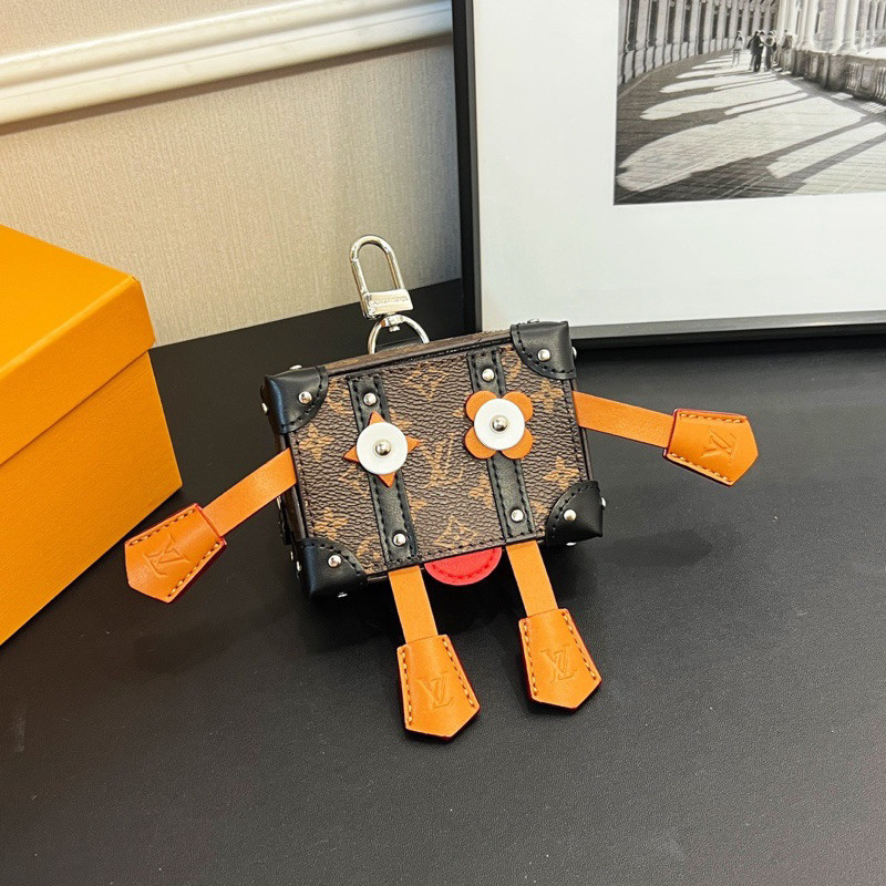 ที่วางกุญแจท้ายรถยี่ห้อ Luis Vuitton และกระเป๋าcharm