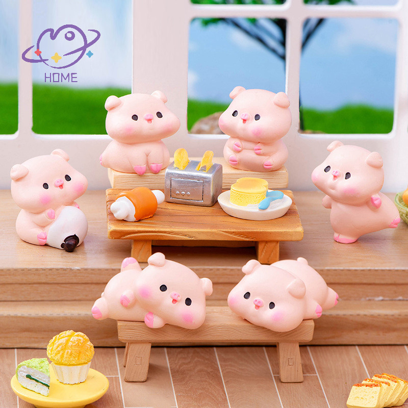 [mayhome] น่ารัก Gourmet หมูเครื่องประดับการ์ตูน Piggy ตุ๊กตารถเดสก์ท็อปตกแต่ง Micro Landscape Dollhouse Miniature ของเล่น {TH}