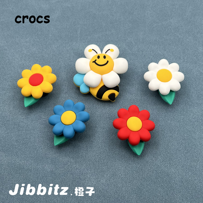 CROCS เครื่องประดับแฟชั่นขายดี ใหม่ จระเข้ รองเท้าดอกไม้ 3ง สีขาวดอกทานตะวันตกแต่งหัวเข็มขัด