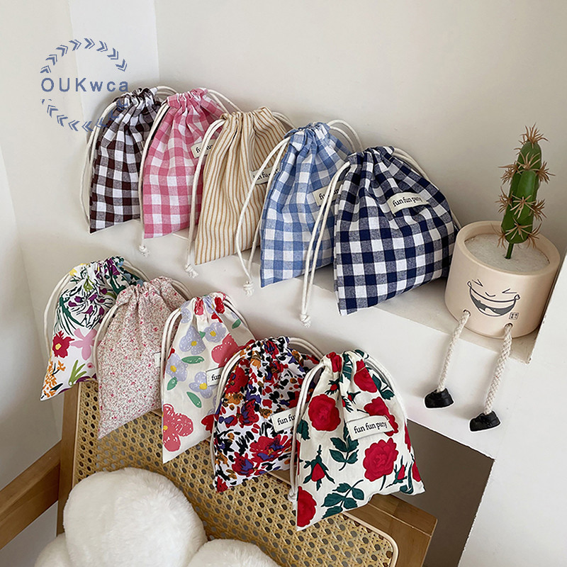 Oukwca al ผ้าฝ้ายลายสก๊อตกระเป๋า Drawstring สําหรับผู้หญิงแบบพกพา Finishing กระเป๋าแต่งหน้าน่ารัก Candy Organizer ใหม่