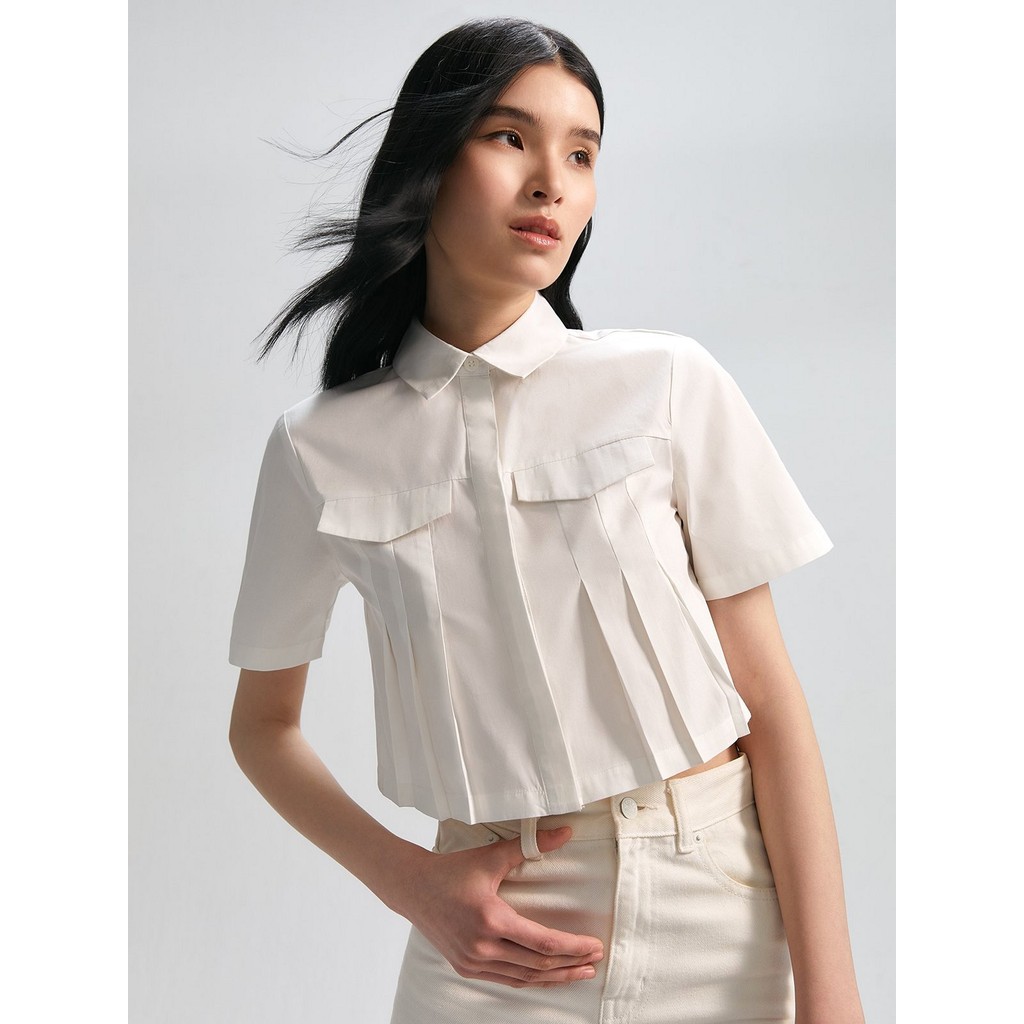 [Pomelo] เสื้อเชิ้ตครอปแขนสั้นแต่งดีเทลกลีบริ้ว / Cropped Short-Sleeve Blouse with Pleated Detail