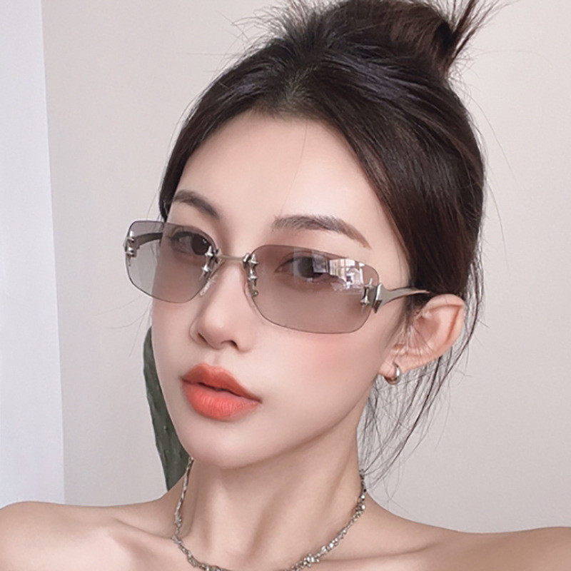 สี่เหลี่ยมผืนผ้า Rimless Suneyeglass Lady การออกแบบแบรนด์โลหะ Rivet แว่นตากันแดดกลางแจ้ง Casual Vacation TRAVEL UV Protection