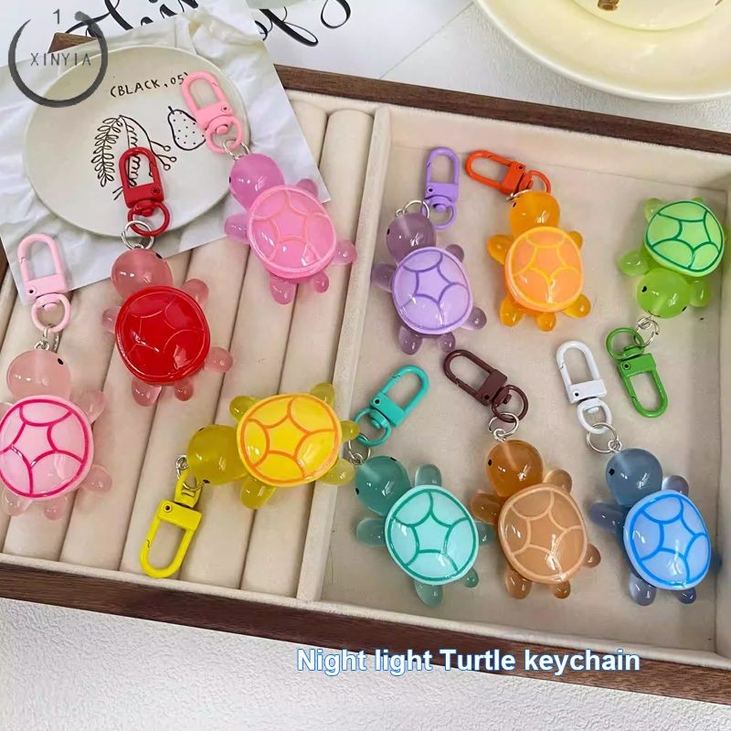 จัดส่งที่รวดเร็ว✨Luminous สีสันเต่าพวงกุญแจสาวหวาน Heart Key Chain เพื่อนที่ดีที่สุดกระเป๋าจี้-XINYIA1