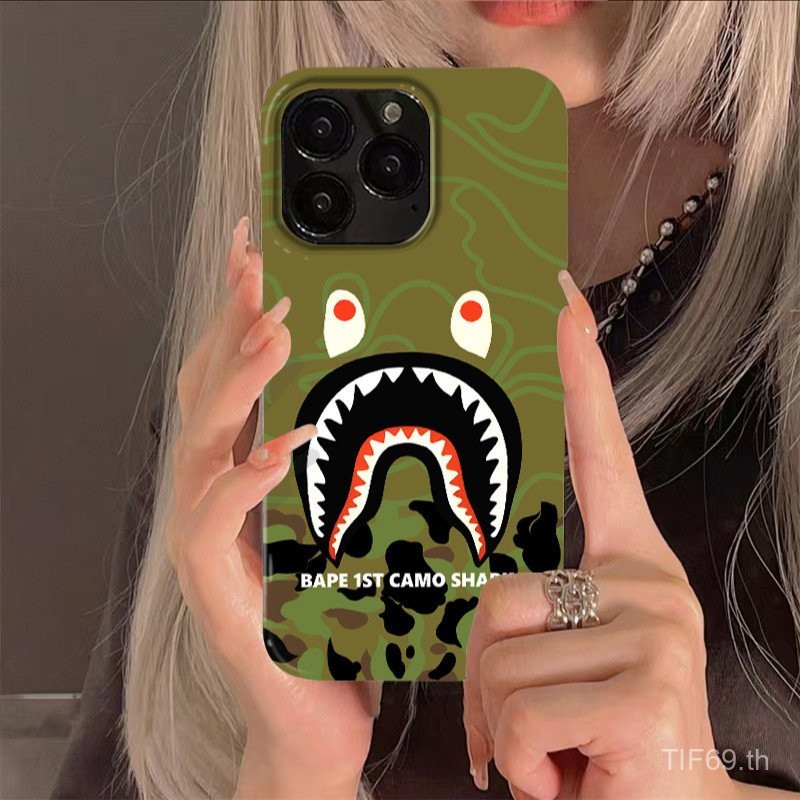 เคสมือถือลายพรางแบบนามธรรมลายฉลามโลโก้สำหรับ iPhone 16PROMAX 7plus xsmax 11PROMAX 13promax เคสแข็ง11pro 13pro 15Pro ป้องกัน16 12 14 Pro XR XS 6bte