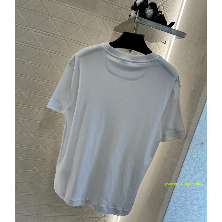 *** Hot Sale ***♥ วาเลนติน *♥ 2024 สินค้าใหม่ผ้าฝ้ายทั้งหมดวัสดุโลโก้โลหะ V Embellishment รุ่นหลวมรอบคอกระเป๋าเสื้อยืด