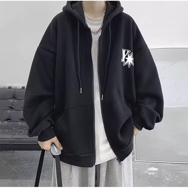 New พร้อมส่ง เสื้อแจ็กเก็ตกันหนาว มีฮู้ด แต่งซิป พิมพ์ลายตัวอักษร สไตล์วินเทจ อเมริกัน สตรีท พลัสไซซ์ ไซซ์ M-5XL แฟชั่นฤดูใบไม้ร่วง และฤดูหนาว สําหรับคู่รัก
