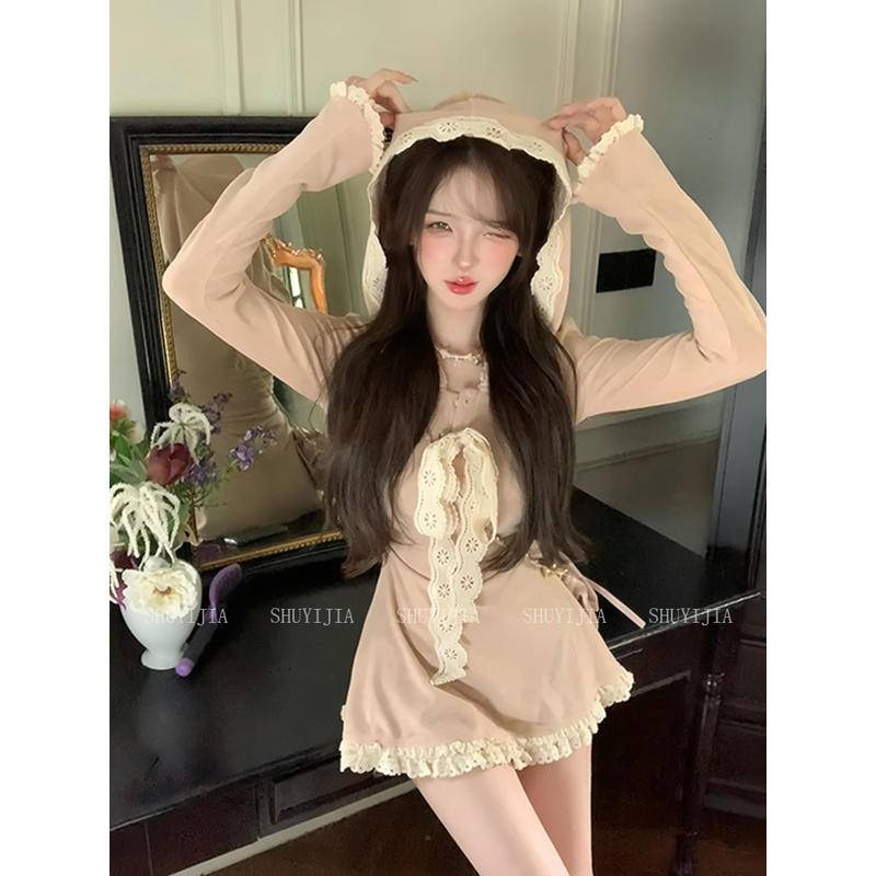 Xyzkuli ชุดเดรสลูกไม้สีชมพูสไตล์หวานผู้หญิงต้นฤดูใบไม้ร่วงสไตล์ใหม่ลดอายุกระโปรงทรงเอทรงเข้ารูปสวยมีฮู้ดสั้น