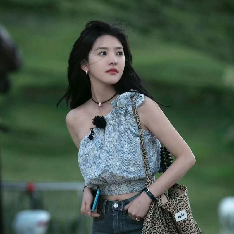 เสื้อยืดแขนสั้นสำหรับผู้ชายและผู้หญิง ลาย Jacquard สีฟ้า ออกแบบโดย Zhang Ruonan