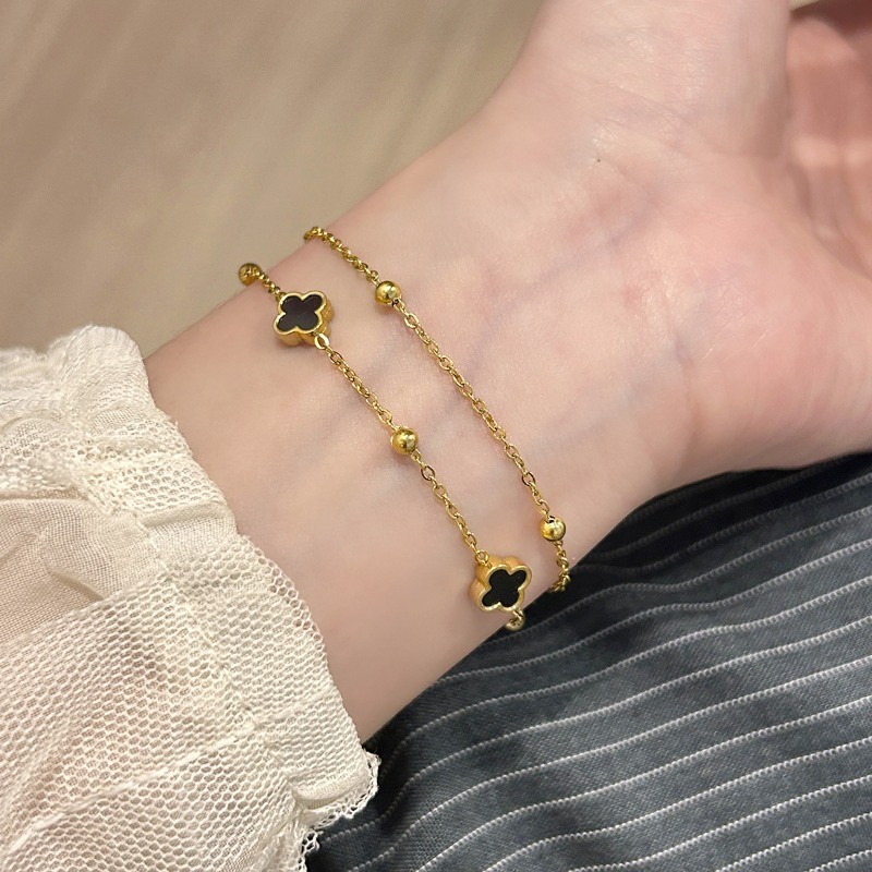 Simple Double Layer Four-Leaf Clover สร้อยข้อมือผู้หญิงไทเทเนียมเหล็กออกแบบแฟชั่นประณีต Non-Fading สร้อยข้อมือของขวัญขายส่ง