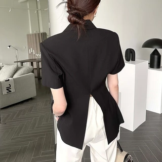 เสื้อแขนสั้นคอปกทรงเชิ้ต มีฟองน้ำเสริมไหล่ ผ้าฮานาโกะ มีกระเป๋าด้านหน้าสองข้างใช้งานได้ รุ่นกระดุม 2 เม็ด