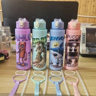 ☕️tungtung รูปแบบการ์ตูน น่ารัก กันรั่ว ขวดน้ำสำหรับเด็ก เชือกสั้น+หลอดดูด ขวดน้ำแบบพกพา ขวดน้ําดื่ม ขายส่ง ความจุ 900ml