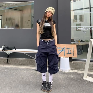 เสื้อยืดสวยๆผู้หญิง เสื้อผ้า เสื้อรัดรูปสีแดงแขนสั้นพิมพ์ลายตัวอักษรสไตล์อเมริกันย้อนยุค