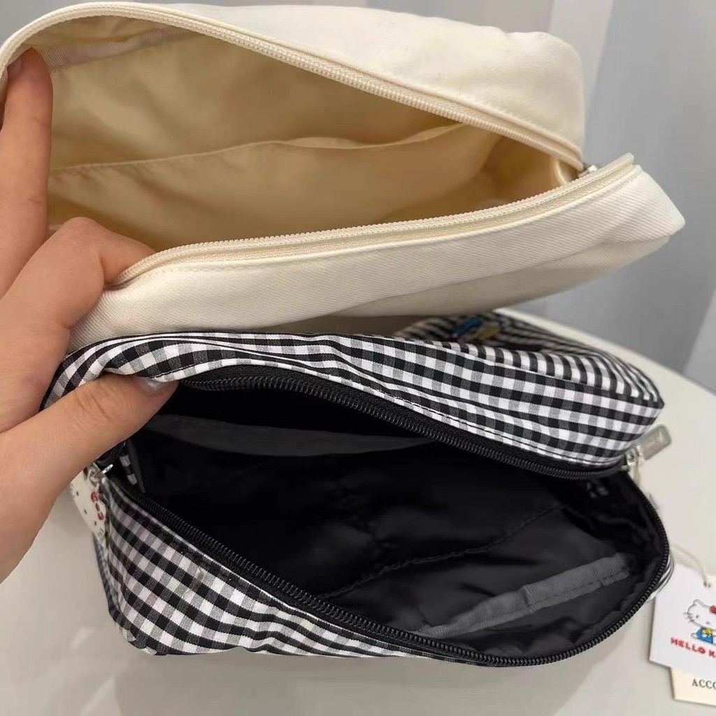 LeSportsac  เลสปอร์ตแซค สไตล์ใหม่ คิตตี้ การ์ตูนปักกระเป๋าหญิง/กระเป๋าเก็บแต่งหน้ากระเป๋าคลัทช์ 7121