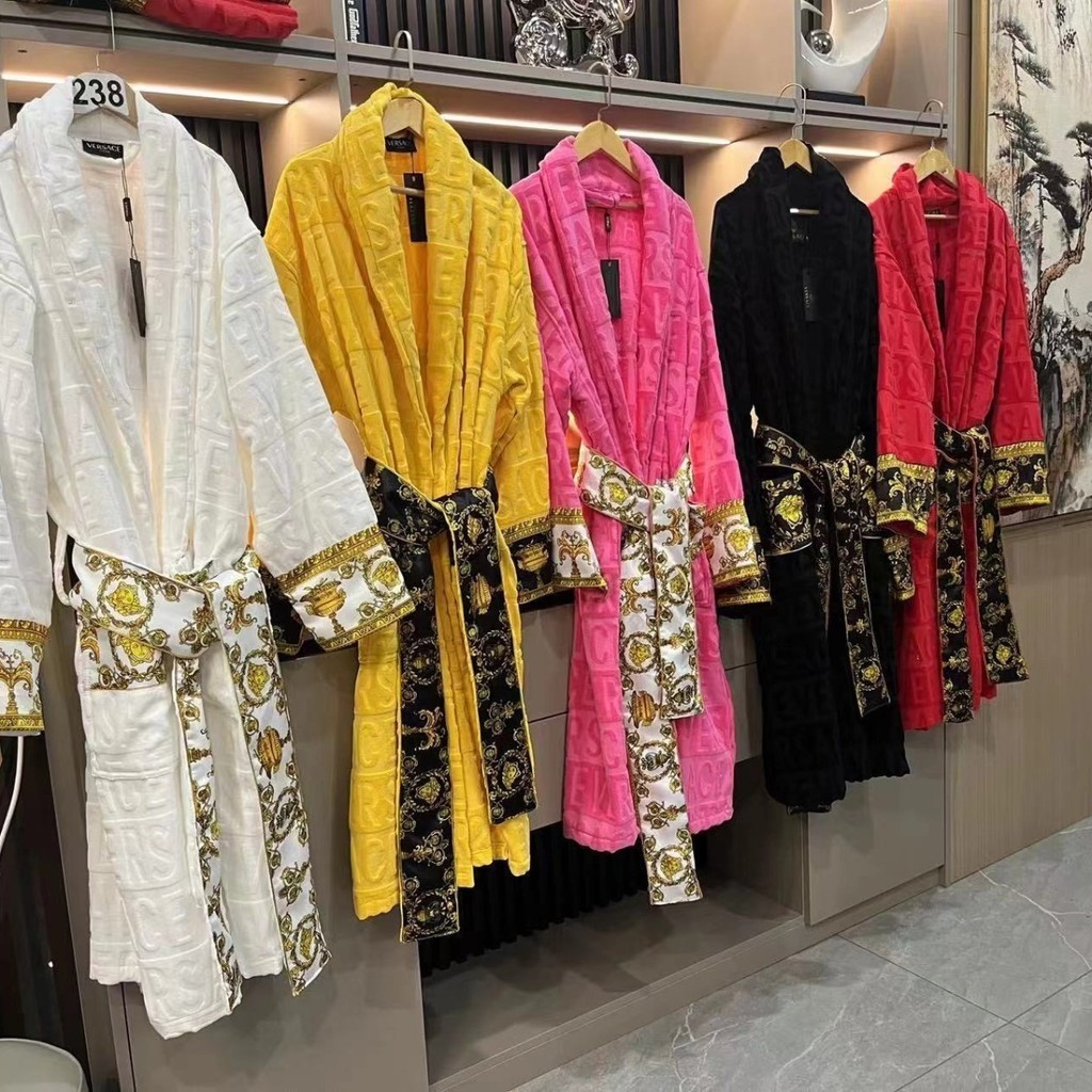 "ส่งถุงเก็บฝุ่น" versace2024เสื้อคลุมอาบน้ำชุดนอนคู่รักตัดขนแกะที่บ้านเสื้อคลุมอาบน้ำผ้าฝ้ายแท้ชุดนอนระดับไฮเอนด์ยาว kt3y