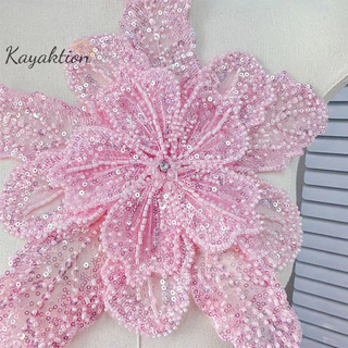 Kayaktion Multi Layered Organza สามมิติดอกไม้คริสตัล Studded Pearl Dress ตกแต่งเข็มกลัดอุปกรณ์เสริม