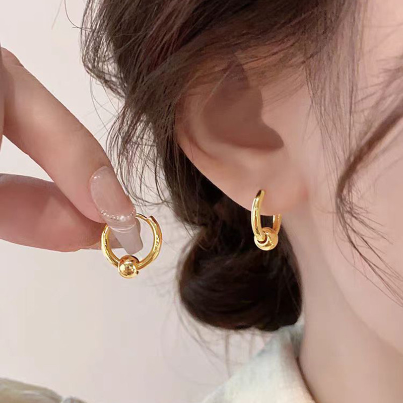 ต่างหูลูกบอลกลมเงาวัสดุสแตนเลสกันน้ํากันเหงื่อไม่จางหายแฟชั่นเรียบง่ายคลาสสิกทุกการแข่งขันสไตล์เดียวกันสําหรับผู้ชายผู้ห
