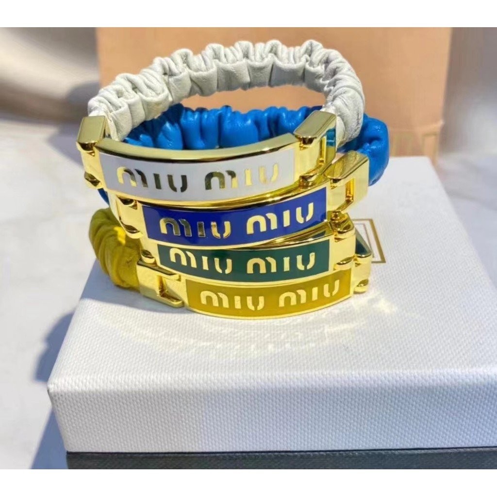 สร้อยข้อมือสไตล์ Miu ตัวอักษรเคลือบสร้อยข้อมือพับหนังแกะสร้อยข้อมือผู้หญิง