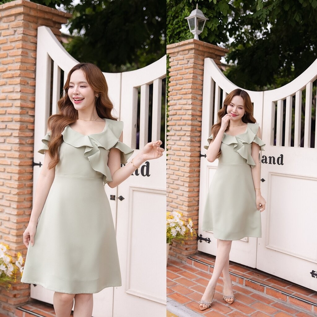 Esme Ruffle Dress : เดรสเว้าไหล่สีเขียวมัทฉะ