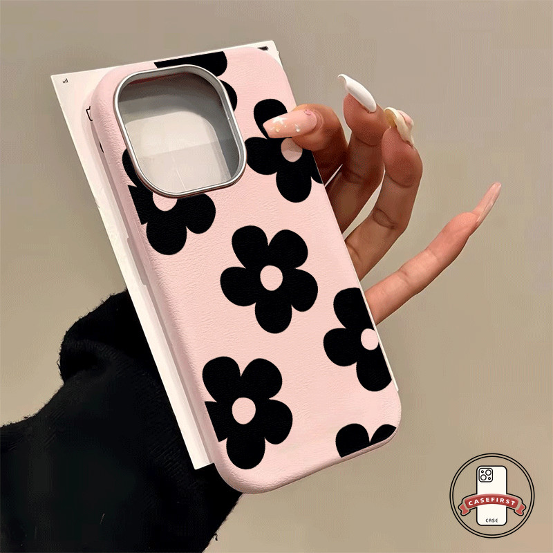 เคสไอโฟน11 การ์ตูนแฟชั่นดอกไม้สีดำเลนส์โลหะ สำหรับ IPhone 15 11 13 16 14 12 Pro Max 7Plus 8 7 8Plus 14 16 15 Plus SE 2 3