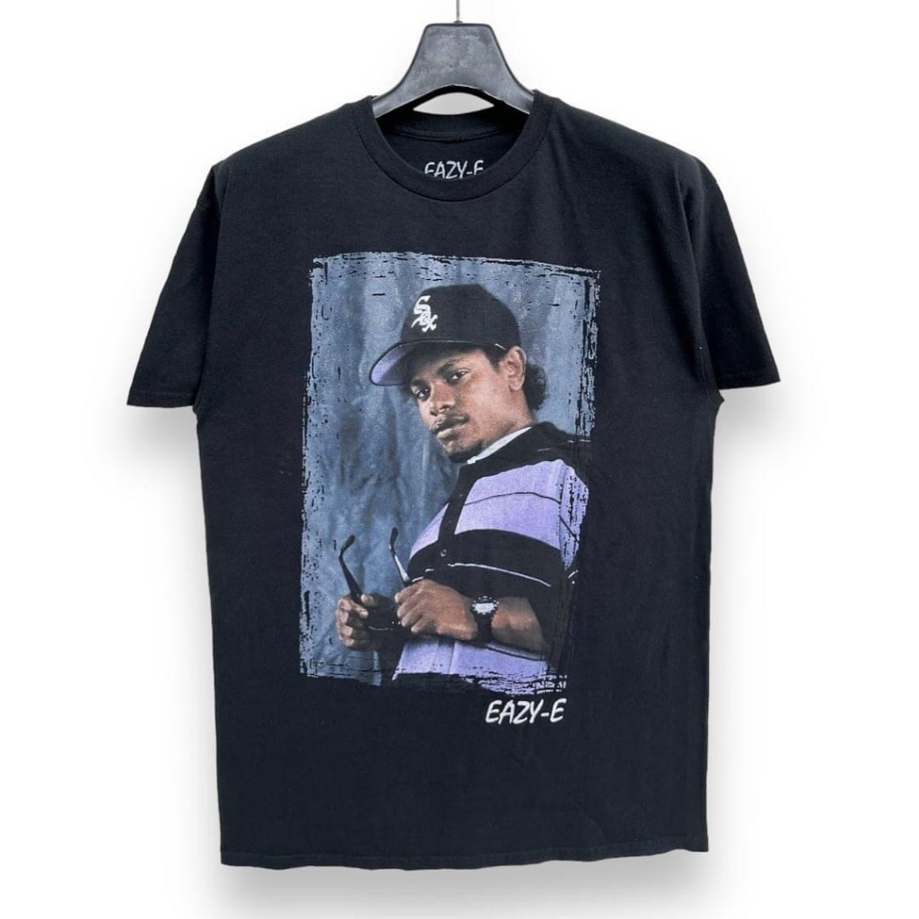 (🔥เสื้อยืดพิมพ์ลาย🔥) Eazy-E เสื้อยืดลายแร็ปเปอร์ (สภาพเซอ)