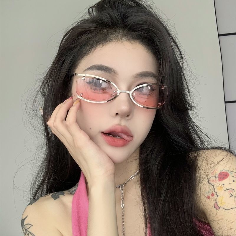 Y2k แว่นตากันแดดสีแดงดวงอาทิตย์หญิงสไตล์อเมริกันแฟชั่นที่ไม่ซ้ํากันครึ่งกรอบแว่นตากรอบโลหะ Anti-Ultravio