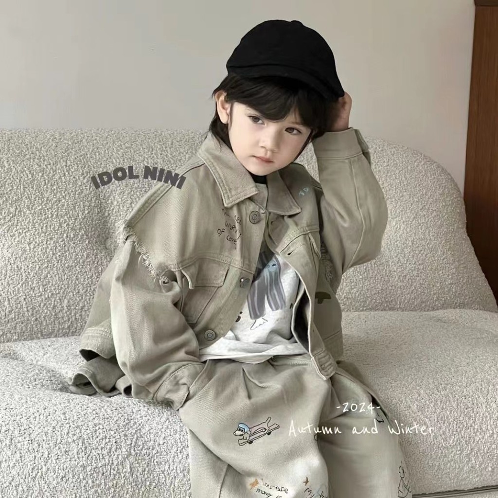 กางเกงขายาวแขนยาวเด็กชายกราฟฟิตีสีเบจแบบใหม่สวมใส่สไตล์ตะวันตกเสื้อแจ็คเก็ตเด็กหล่อสไตล์โมริสไตล์ฤดูใบไม้ร่วง