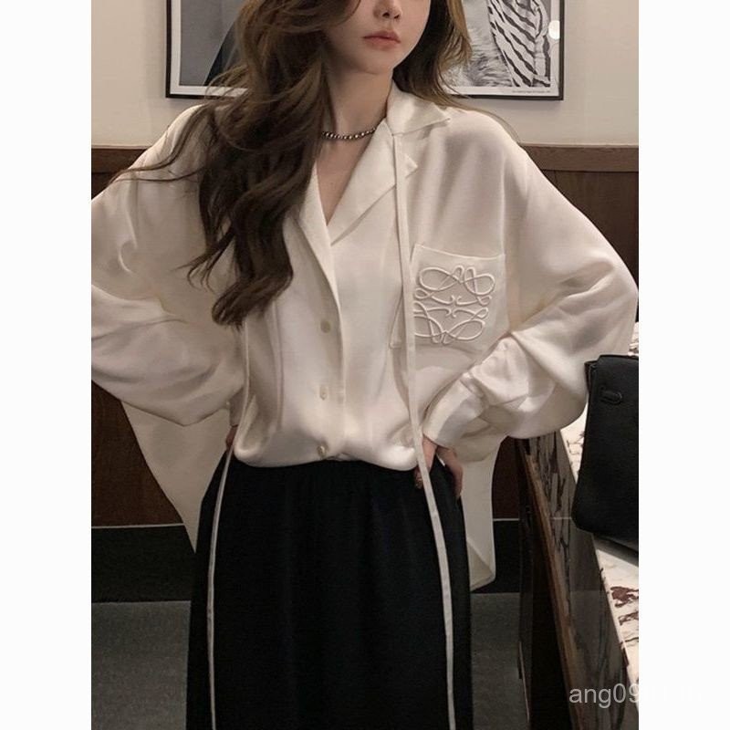 U เสื้อเชิ้ตสีขาวสำหรับผู้หญิงเสื้อสุดเก๋สไตล์ฝรั่งเศสดีไซน์เฉพาะกลุ่มเสื้อเชิ้ตคอวีแขนยาวผ้าซาตินอะซิเตท
