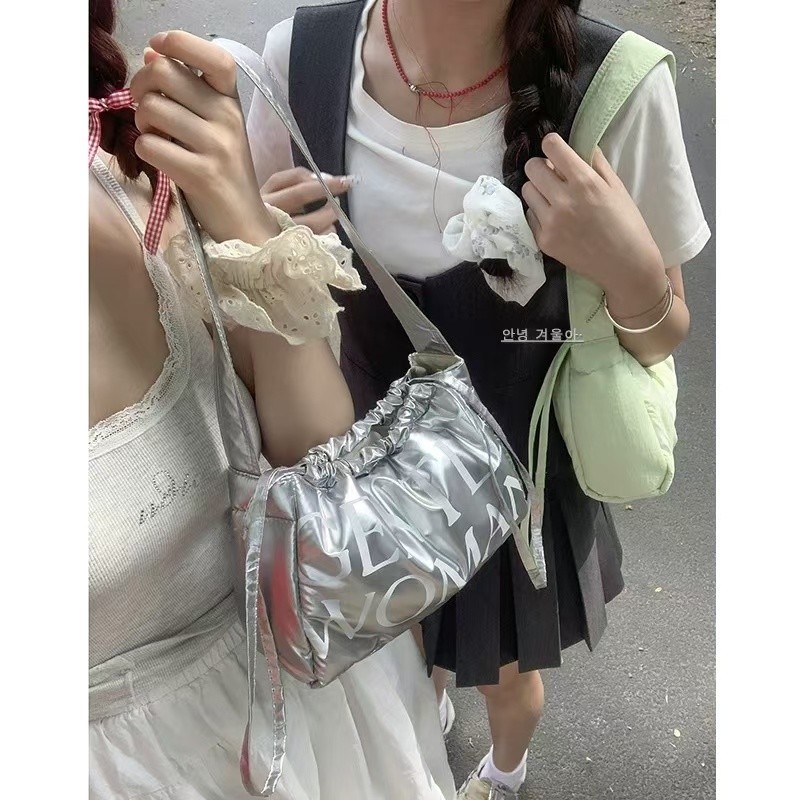 ค&เค กระเป๋ารักแร้ไหล่ข้างเดียวของผู้หญิงพิมพ์ลายตัวอักษรกระเป๋าเมฆปุยอเนกประสงค์